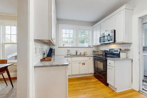 Køkken eller tekøkken på Spacious duplex with private balcony, washer & dryer, and WiFI + 11 billeder