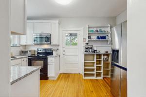 Køkken eller tekøkken på Spacious duplex with private balcony, washer & dryer, and WiFI