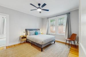 En eller flere senge i et værelse på Spacious duplex with private balcony, washer & dryer, and WiFI