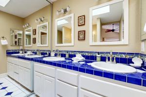 - Baño con 3 lavabos y 2 espejos en North Beach D, en San Clemente 22 fotos más