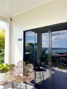 Sondela Lambug Room1 pool mountain view的阳台或露台