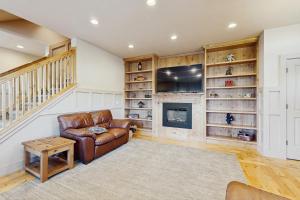 TV a/nebo společenská místnost v ubytování Bear Shore Retreat