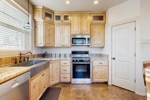 Kuchyň nebo kuchyňský kout v ubytování Bear Shore Retreat