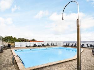Una piscina en un patio con farola. en Modern Loft with Sea View - By Traum Ferienwohnungen, en Allinge