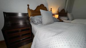 a bedroom with two twin beds and a dresser at Entire apartment centro ponferrada in Ponferrada