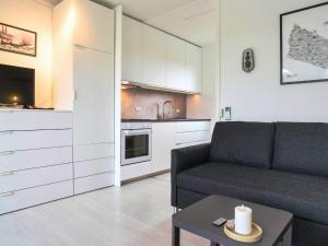una sala de estar con un sofá y una mesa en Modern Loft with Sea View - By Traum Ferienwohnungen, en Allinge