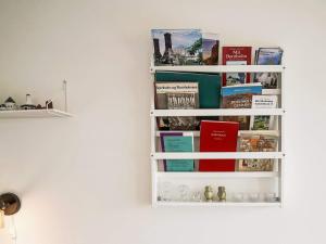 un estante de libros en una pared con libros en Modern Loft with Sea View - By Traum Ferienwohnungen, en Allinge
