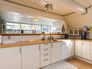 Η κουζίνα ή μικρή κουζίνα στο 6 person holiday home in Hals-By Traum