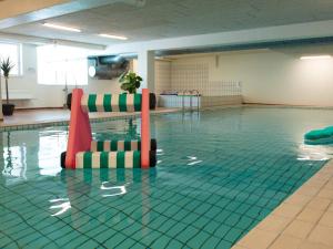 Bazen u ili blizu objekta 4 person holiday home on a holiday park in Glesborg