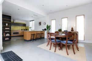 Una cocina y un comedor con mesa y sillas. en Light-Filled Comfort Near Hospital & City, en Kings Park