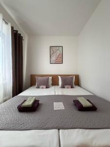 Ένα ή περισσότερα κρεβάτια σε δωμάτιο στο Cozy 3-room Penthouse in the very Heart of Tallinn