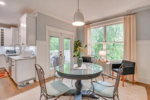 Una cocina y un comedor con mesa y sillas. en 1 Mi to Dtwn Upscale Retreat in Durham!, en Durham