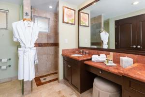 un baño con lavabo y espejo en 2BD Standard Suite Villa del Palmar Flamingos, en Nuevo Vallarta  51 fotos más