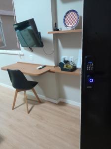 a desk with a computer and a chair in a room at Studio Moderno e aconchegante a 100m do metrô, 700m da Praia e do Aterro do Flamengo, conforto e tranquilidade no coração do Rio! in Rio de Janeiro