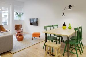 salon ze stołem i krzesłami w obiekcie Ambrosse by FeelFree Rentals w mieście San Sebastián