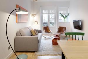 sala de estar con sofá y sillas en Ambrosse by FeelFree Rentals, en San Sebastián