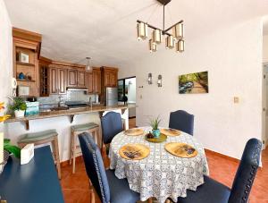 Η κουζίνα ή μικρή κουζίνα στο Mexican Ambience Townhome with Pool #01