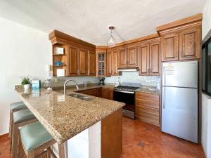 Η κουζίνα ή μικρή κουζίνα στο Mexican Ambience Townhome with Pool #01