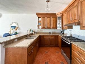 Η κουζίνα ή μικρή κουζίνα στο Mexican Ambience Townhome with Pool #01