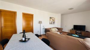 una sala de estar con un sofá y una mesa en Casa Mika Oliastur 25, en Cotillo