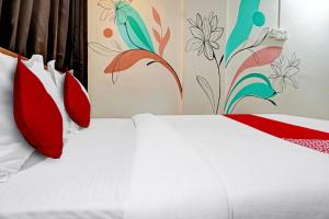 Postel nebo postele na pokoji v ubytování Hotel O Aru Sai
