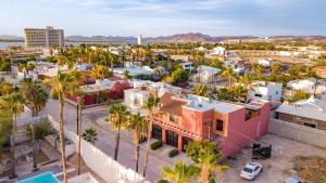 une vue aérienne d'une ville avec des palmiers dans l'établissement La Posada Alberca privada y playa cercana, à La Paz
