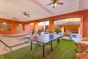 une table de ping-pong dans un salon avec un hamac dans l'établissement La Posada Alberca privada y playa cercana, à La Paz