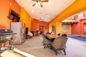 une salle à manger avec une table et un billard dans l'établissement La Posada Alberca privada y playa cercana, à La Paz