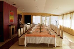 Restaurace v ubytování Hotel Villa De Nava