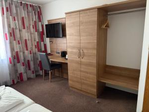 TV a/nebo společenská místnost v ubytování Hotel Schweizerblick