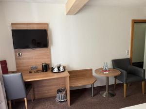 TV a/nebo společenská místnost v ubytování Hotel Schweizerblick