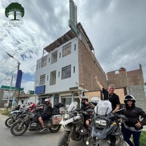 un gruppo di persone che cavalcano motociclette per strada di Hospedaje El Encanto del Bosque a Ica