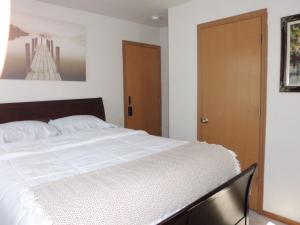 Ένα ή περισσότερα κρεβάτια σε δωμάτιο στο The Reset Hotel Tacoma-Lakewood-Lacey-DuPont-Olympia