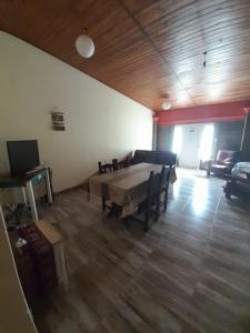 Televisyen dan/atau pusat hiburan di COMPLEJO DE VARIOS LOFT EN RAFAELA A 100 METROS de la RUTA 34 en las fotos hay informacion ,cada mascota paga 15dolares adicionales +3 gambar