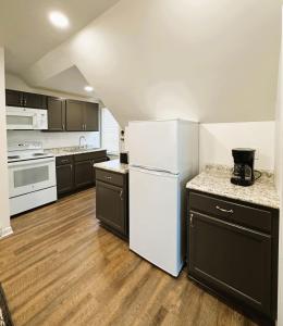 ピッツバーグにあるCozy 1BR Retreat - Private - Near Cityのキッチン(白い冷蔵庫、黒いキャビネット付)