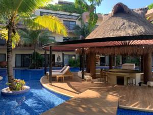 Bazén v ubytování Casa de lujo Ka'an Maya acceso SwimUp a la piscina nebo v jeho okolí