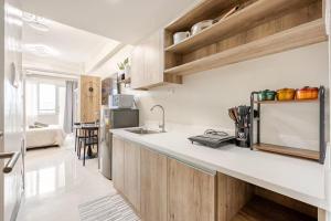 Η κουζίνα ή μικρή κουζίνα στο Modern Minimalist Studio with Balcony & Sunset View