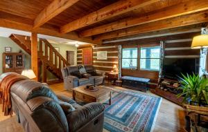 Χώρος καθιστικού στο The Mountain Forager Cabin, Bryson City NC