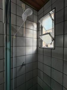 a bathroom with a shower and a window at Lindo apartamento super completo em Meia Praia, 100 metros do mar e 10 quadras do centro in Itapema +25 photos