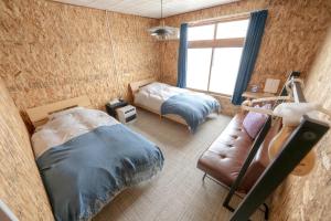 Nishi-shumbetsubetsukaicho GREENSTAR的一间带床、沙发和窗户的卧室