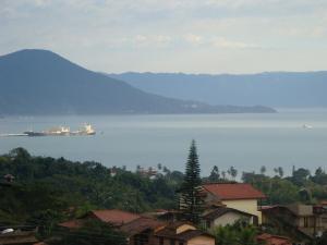 ein großes Schiff in einem großen Gewässer in der Unterkunft Casa gourmet vista para o mar in Ilhabela