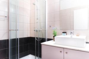 Koupelna v ubytování Napian Suites + 31 fotografií
