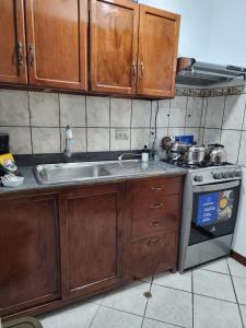 eine Küche mit Spüle und Herd in der Unterkunft Departamento en la Soledad-Huaraz in Huaraz