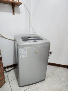 eine Waschmaschine auf einem Boden neben einer Wand in der Unterkunft Departamento en la Soledad-Huaraz in Huaraz