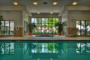 Bazén v ubytování Courtyard by Marriott Eugene Springfield nebo v jeho okolí