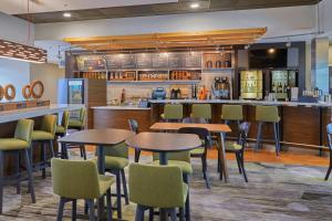 Lounge nebo bar v ubytování Courtyard by Marriott Eugene Springfield