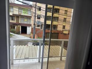 una vista de un edificio desde una ventana en Apartaestudio6 sector Cable Estadio, en Manizales 1 foto más