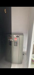 una nevera de acero inoxidable en una habitación en Apartaestudio6 sector Cable Estadio, en Manizales