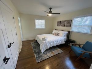 ein Schlafzimmer mit einem Bett und einem Deckenventilator in der Unterkunft Beautiful 3b2ba home near MGM and National Harbor in Fort Washington