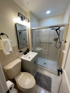 ein Badezimmer mit Dusche, Toilette und Waschbecken in der Unterkunft Beautiful 3b2ba home near MGM and National Harbor in Fort Washington